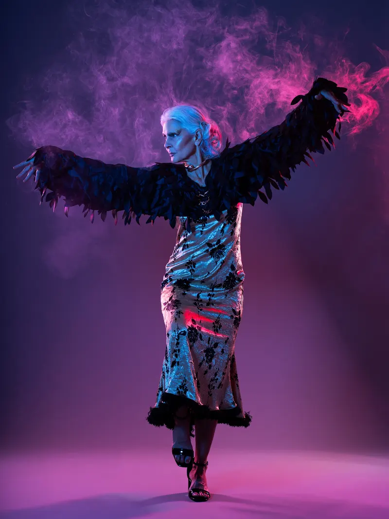 Moda editorial retuşu, gel işıq və tüstü, dodge and burn və fon təmizlənməsi — foto: Randi Rheaa
