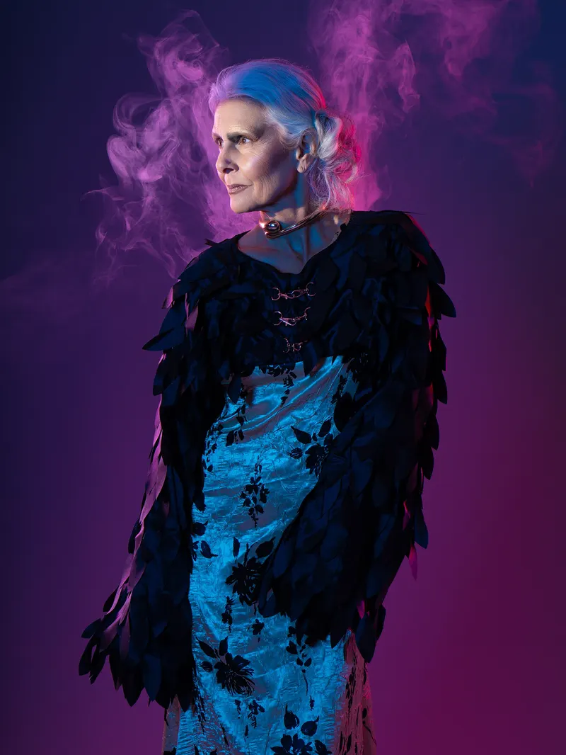 Eyni moda editorial çəkilişindən ikinci kadr, rəng korreksiyası və parça detalı — foto: Randi Rheaa