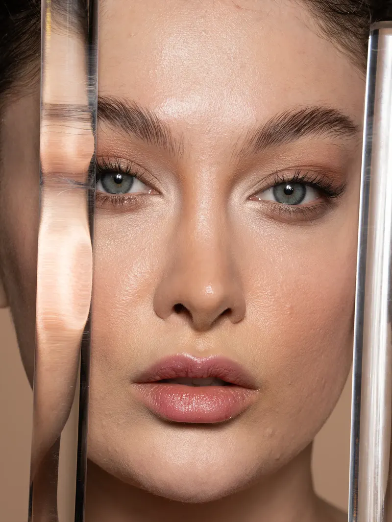 Retuşdan əvvəl işlənməmiş studiya gözəllik kadrı — foto: Retouching Hunters